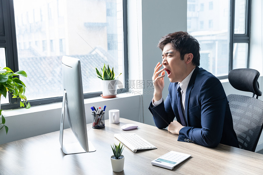 商务男士办公室打哈欠图片