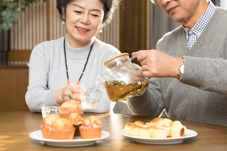 老年夫妇喝茶聊天图片