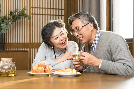 老年夫妇喝茶聊天退休高清图片素材
