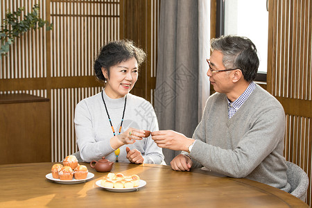 老年夫妇喝茶聊天图片素材