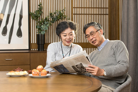 老人看报老年夫妻看报纸背景