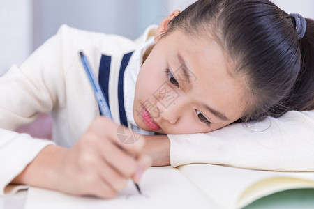 女孩苦恼学习高清图片