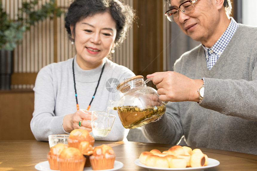 老年夫妻喝茶聊天图片