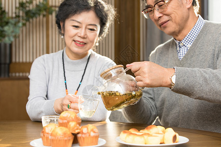 老年夫妻喝茶聊天图片素材