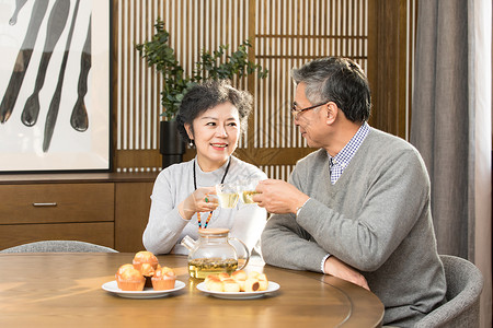 老年夫妻喝茶聊天人物高清图片素材