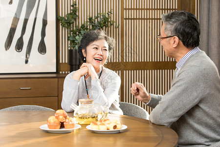 老年夫妻喝茶聊天退休高清图片素材