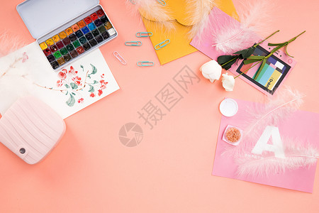 彩色羽毛装饰画文具桌面背景