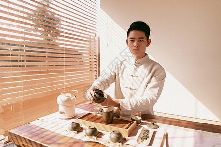 正在倒茶的茶艺师图片
