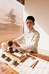 正在倒茶的茶艺师图片