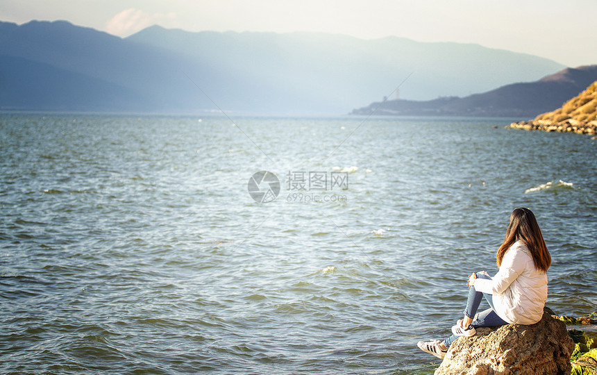 女孩看大海背影图片