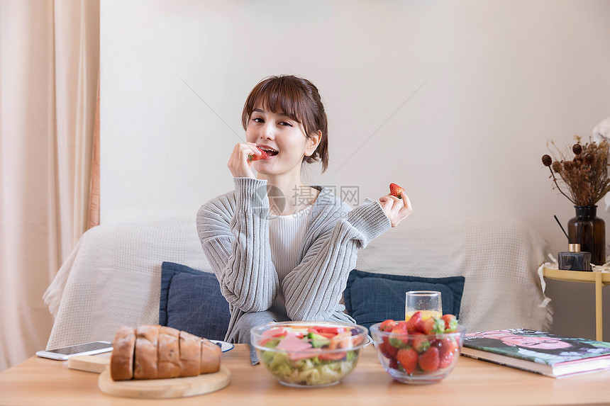 居家女性吃早餐图片