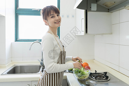 极品美女在厨房在厨房做早餐的家庭主妇背景