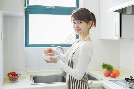 极品美女在厨房在厨房做早餐的家庭主妇背景