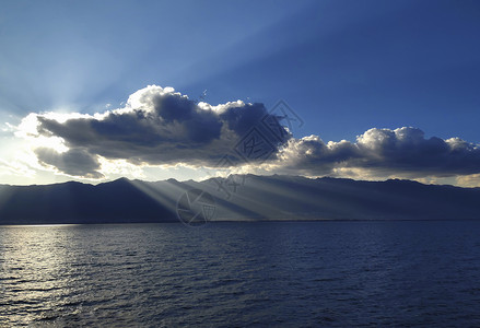 云南大理洱海云彩湖面图片