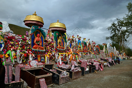 拜祭青海玉树藏族佛像背景