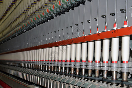 现代纺织厂纺纱机纺织女工高清图片素材