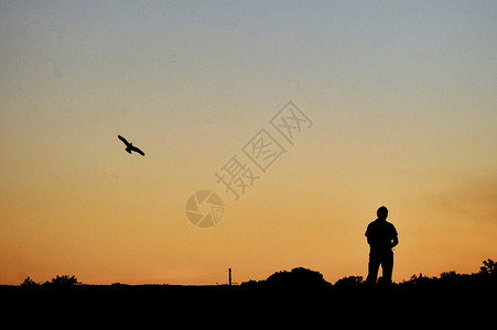 夕阳风景人物剪影背景图片