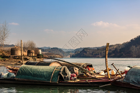 码头停泊的渔船背景图片