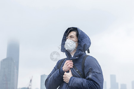 面色惨白在雾霾中面色凝重背景