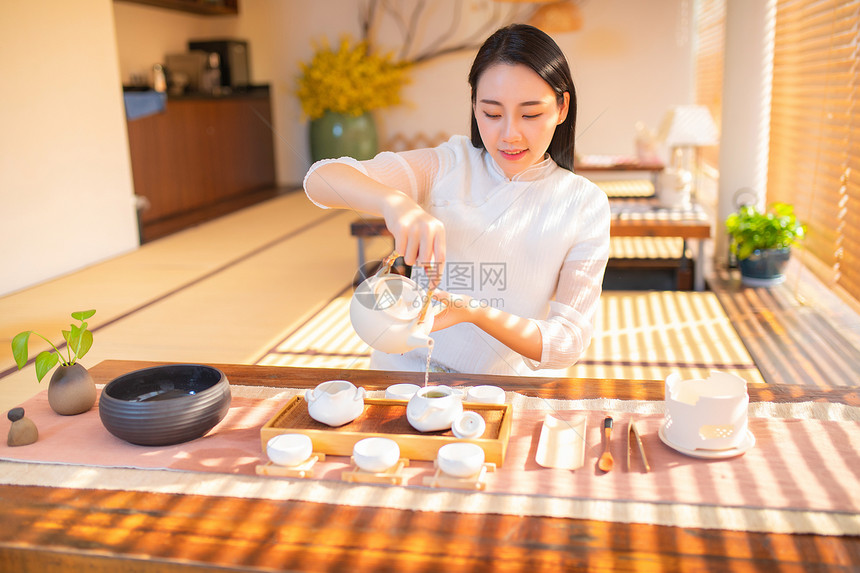 古装女生倒茶形象图片