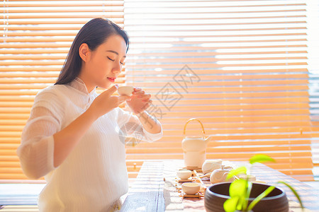 青年女性饮茶背景图片