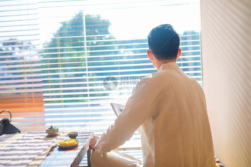 男生看向窗外图片