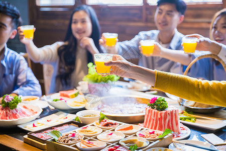 青年聚餐干杯模特高清图片素材