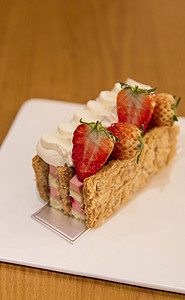 奶油草莓小蛋糕背景图片