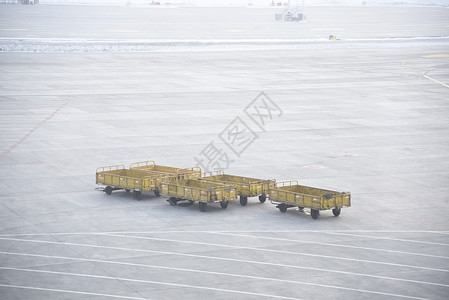 机场行李车运输高清图片素材