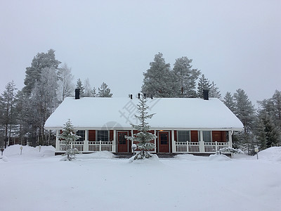 芬兰洛瓦涅米森林中的雪屋高清图片