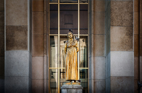 巴黎鸽子法国巴黎街头金色女神雕塑与鸽子背景