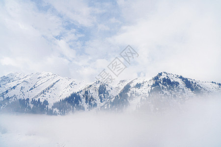 哈萨克斯坦达塔利加尔山雪山背景图片