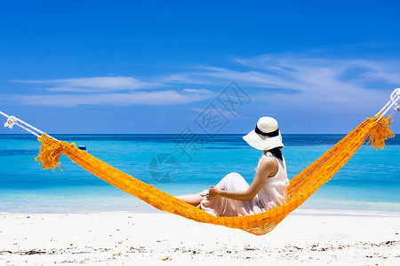 坐在吊床上的海滩美女高清图片