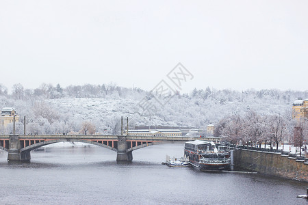 布拉格伏尔塔瓦河雪景高清图片