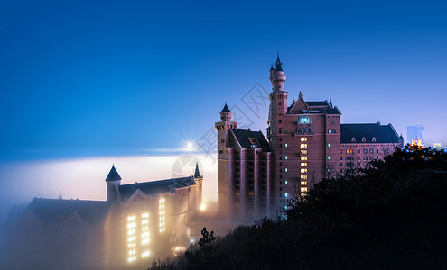 大连城堡酒店夜景平流雾高清图片素材