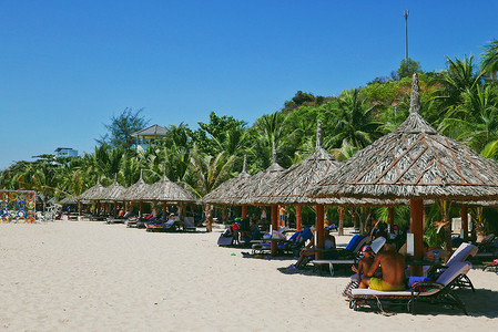 日光浴越南美奈海滩上休憩的人们背景