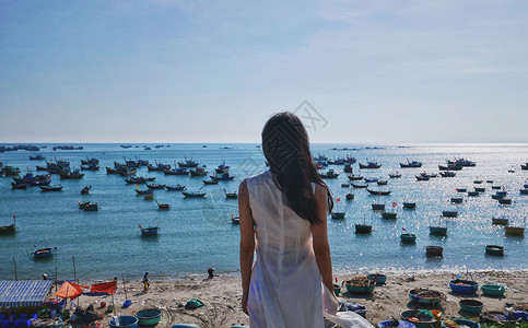 越南奥戴越南美奈渔村边的少女背影背景