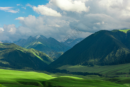 新疆天山草原天气背景图片