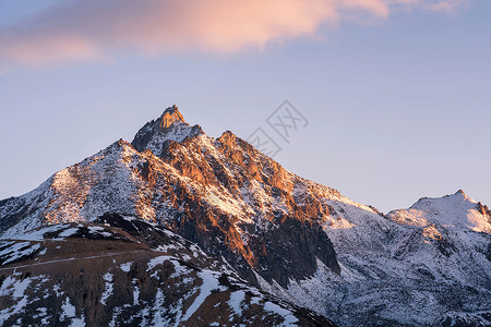 日出雪山四川折多山主峰背景