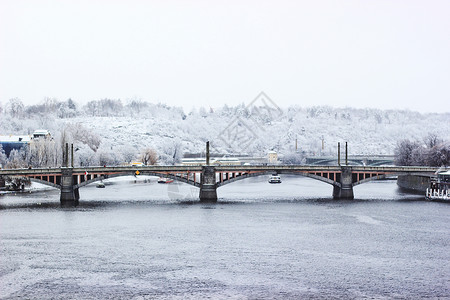 布拉格伏尔塔瓦河雪景高清图片