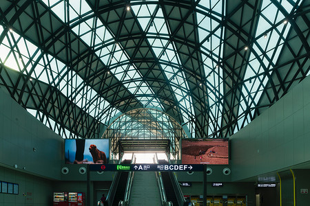 地铁站巨大的天幕入口地下空间高清图片素材