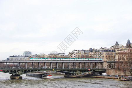 巴黎塞纳河上的地铁图片