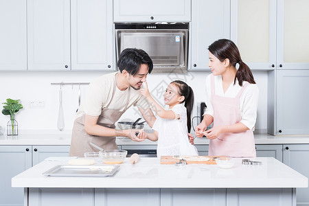 家庭烘焙做饭一家人高清图片