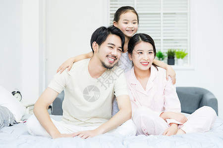 居家生活父母陪伴女儿快乐高清图片素材