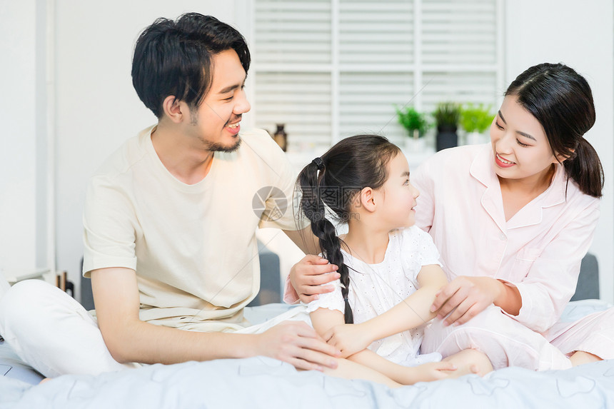 居家生活父母陪伴女儿图片