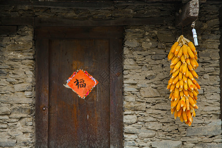 田园农家农家小院门口挂的玉米背景