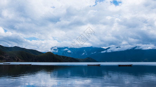 湖面上经幡四川泸沽湖的风景背景