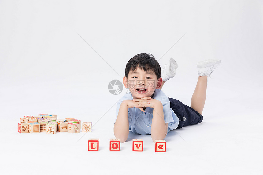 小男孩玩积木图片
