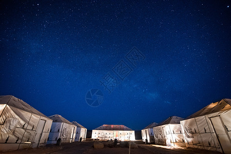 夏夜星空沙漠星空下的帐篷酒店背景