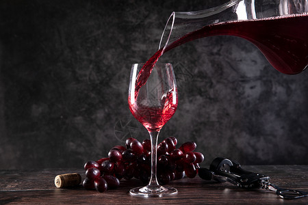 红酒倒酒葡萄酒闻红酒高清图片